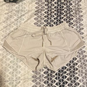 Lululemon hotty hot 2.5 off-white shorts great condition